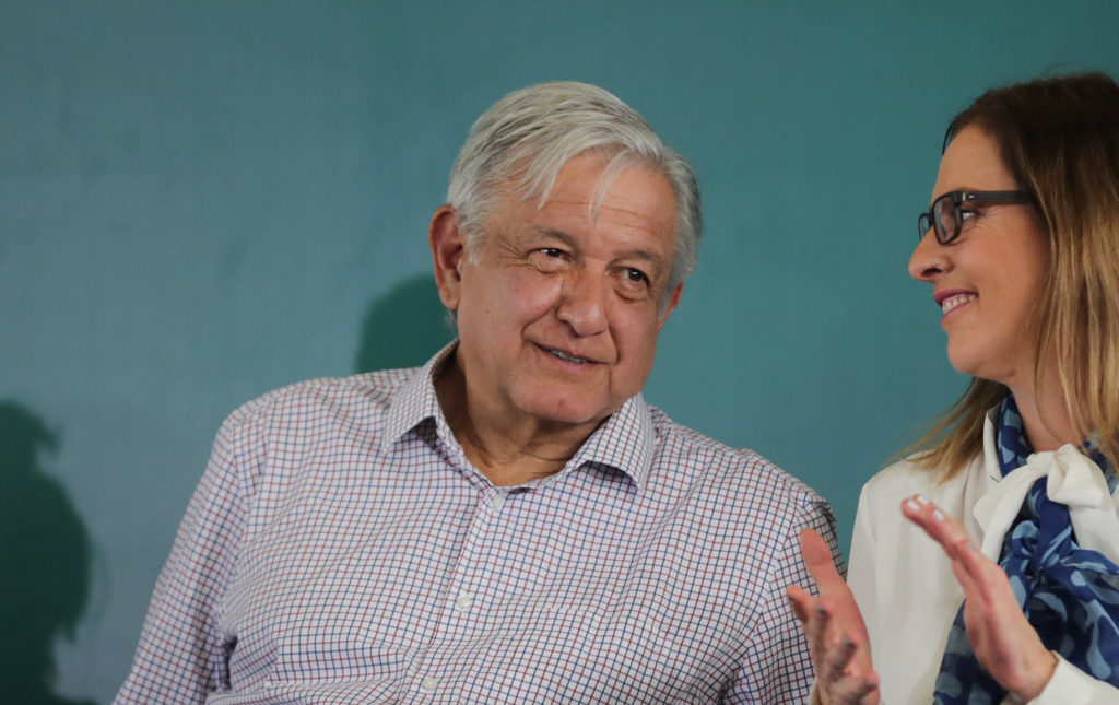 De Cada Aprueban A Amlo Seg N Encuesta De Reforma