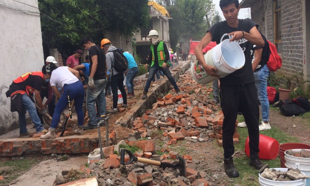 La comunidad de San Gregorio, Xochimilco, Due de las más lastimadas por el sismo de 7.1 grados del martes. El recuento de daños inicia y el apoyo ciudadano no se hizo esperar. De manera organizada jóvenes, mujeres y hombres, colaboraron en las tareas de ayuda a los habitantes de la zona