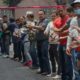 Ciudadanos continúan realizando donaciones de agua y alimentos, en la calle de Bretaña, en la colonia Zacahuitzco. FOTO: ISAAC ESQUIVEL /CUARTOSCURO.COM