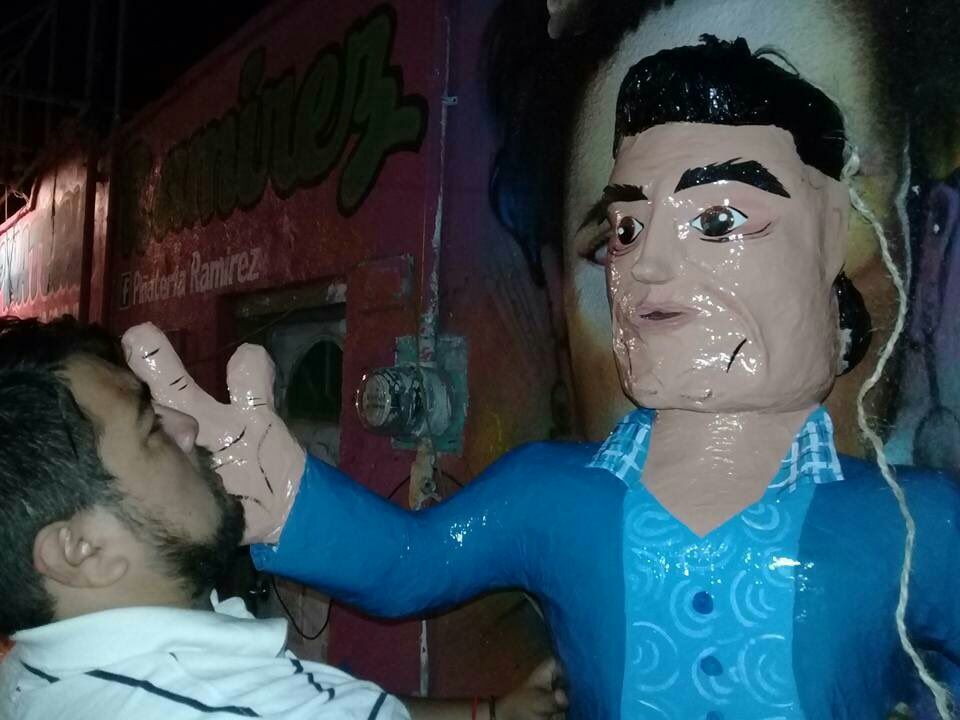 Crean piñata de Eduardo Yáñez