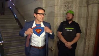 Justrin Trudeau se “transforma” en Superman