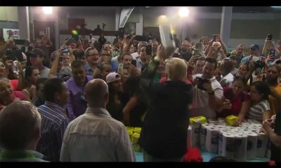 El presidente de Estados Unidos Donald Trump, durante su visita a Puerto Rico, lanza papel higiénico a los damnificados por el huracán María