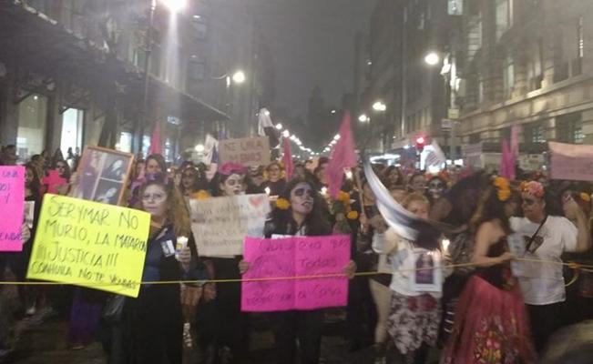 Marchan contra feminicidios en Centro Histórico