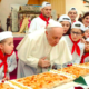 Entre pizza y fieles, el papa Francisco celebra su 81 aniversario