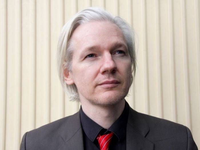 Reafirman orden de arresto contra Assange