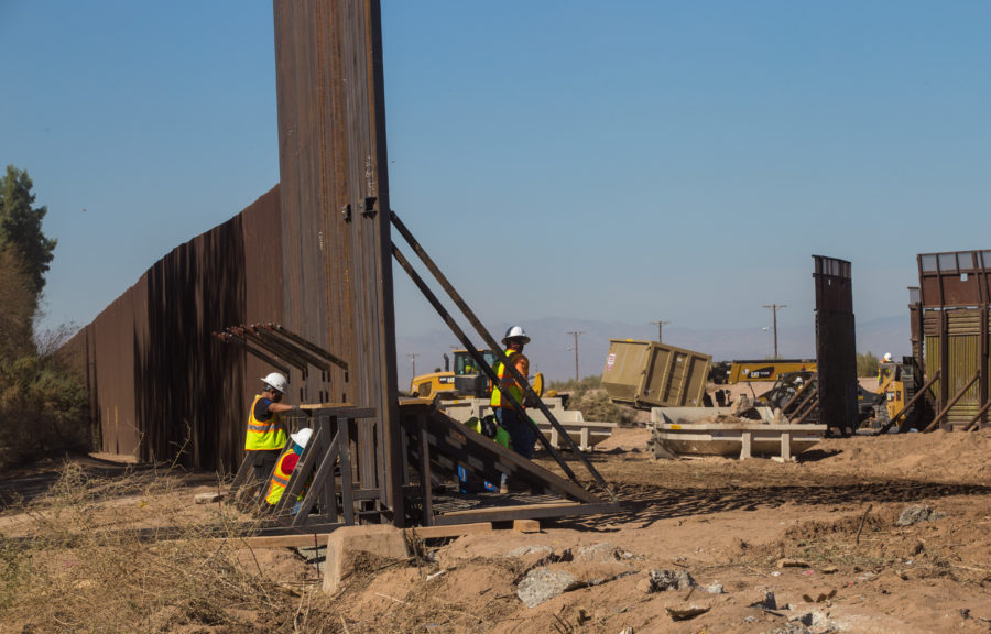 Aspectos de la reparación del muro fronterizo entre la capital del estado y Calexico, California Estados Unidos. Foto: Cuartoscuro