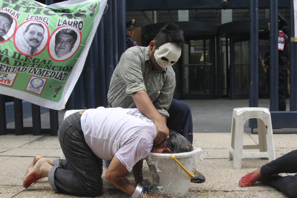 Colectivos en contra de la tortura extrajudicial se manifestaron sobre la lateral de Paseo de la Reforma frente a la PGR Foto: Cuartoscuro