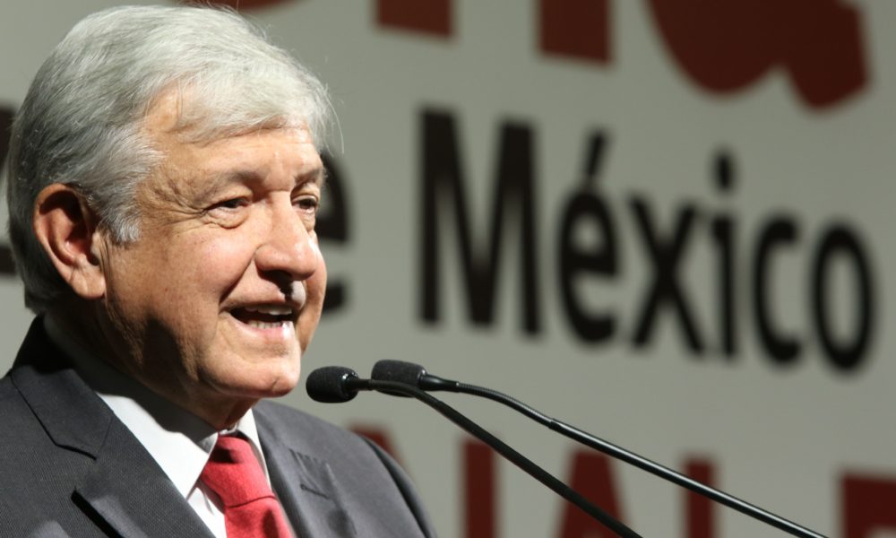 Andrés Manuel Lopez Obrador, asistió a registrarse como candidato a presidente de la república por parte de Movimiento de Regeneración Nacional en un hotel del centro de la Ciudad de México. FOTO: SAÚL LÓPEZ /CUARTOSCURO.COM