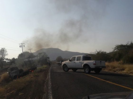 Camioneta incendiada en Michoacán