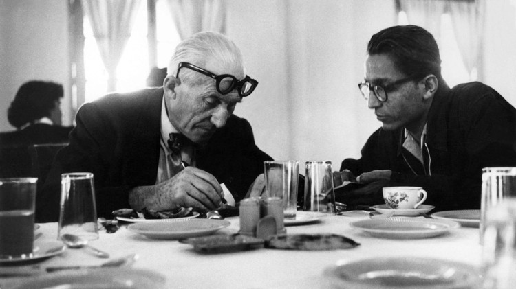 Balkrishna Doshi junto a su maestro  Le Corbusier
