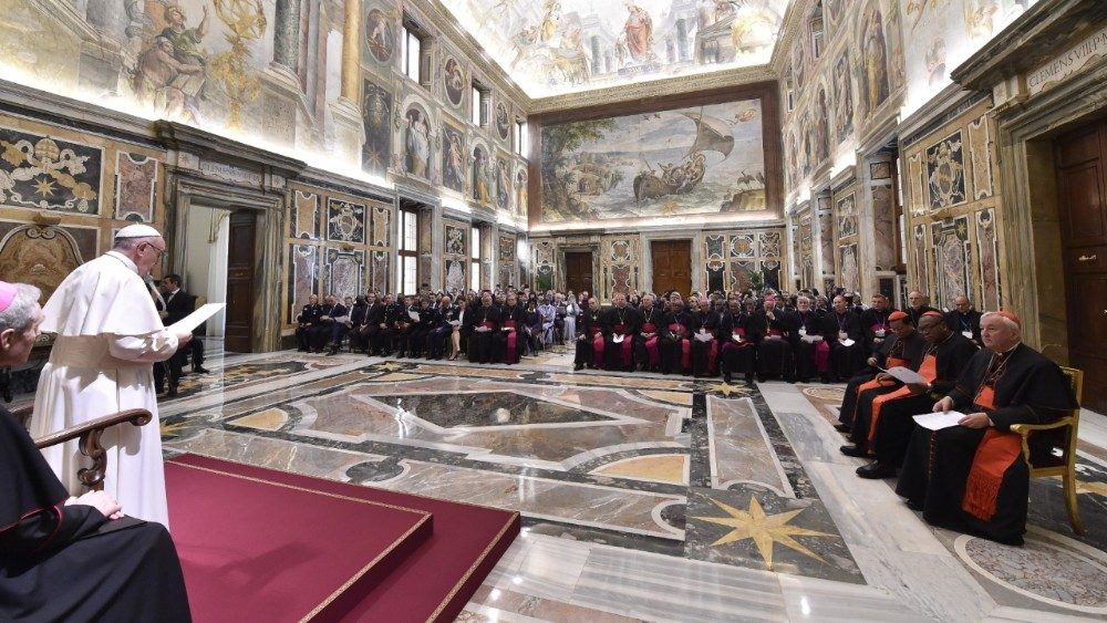 Vaticano detiene a sacerdote por pederastia