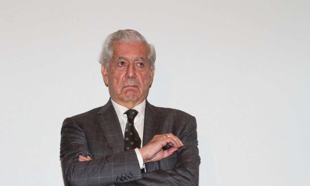 MÉXICO, D.F., 27NOVIEMBRE2013.- El escritor peruano Mario Vargas Llosa, premio Nobel de Literatura, inauguró el ciclo "Mario Vargas Llosa en el Cine", en la Cineteca Nacional. FOTO: ISAAC ESQUIVEL /CUARTOSCURO.COM