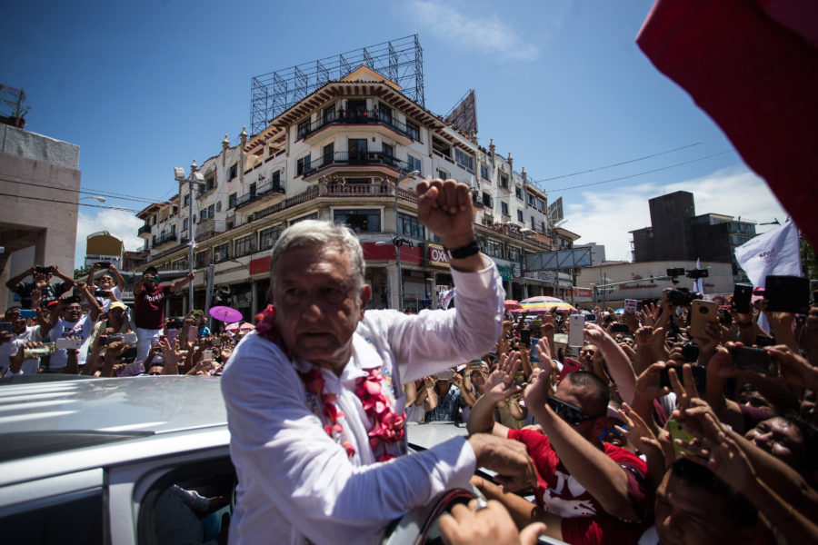 ACAPULCO, GUERRERO, 25JUNIO2018.- Andrés Manuel López Obrador, candidato a la presidencia de la república de la coalición Juntos Haremos Historia, cerró campaña en el estado de Guerrero con un acto que se llevó acabo en el zócalo del puerto de Acapulco ante la asistencia de miles de simpatizantes a su movimiento. FOTO: MISAEL VALTIERRA / CUARTOSCURO.COM