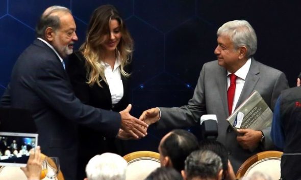 REENCUENTRO. El virtual presidente Andrés Manuel López Obrador y el empresario Carlos Slim, tras el proceso electoral en el que protagonizaron una confrontación por la construcción del Nuevo Aeropuerto Internacional de México