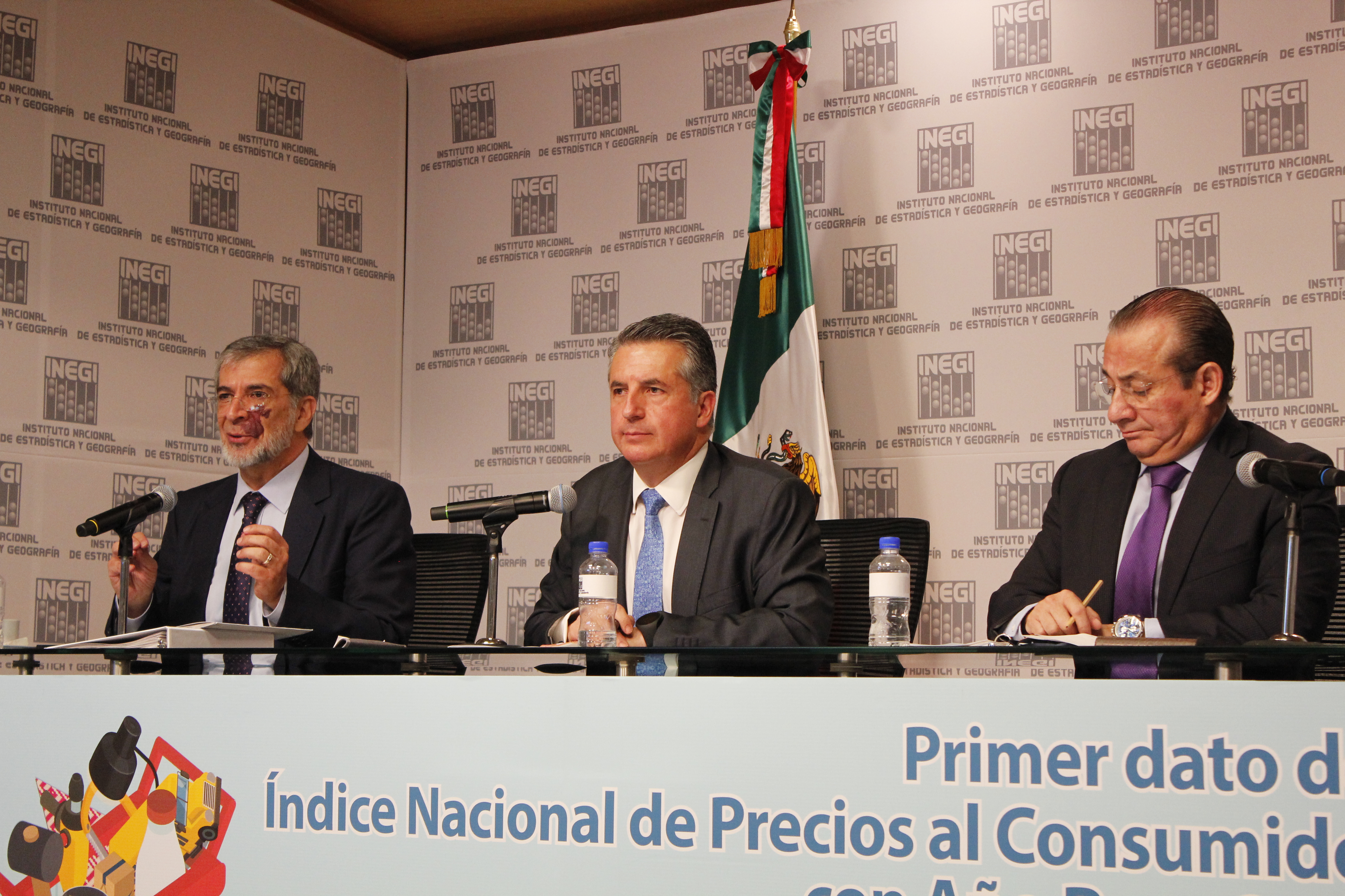 De izquierda a derecha: Arturo Blancas, director general de Estadísticas Económicas; Julio Santaella Castell, presidente del Inegi; y Jorge Reyes, director general adjunto de Índices de Precios.