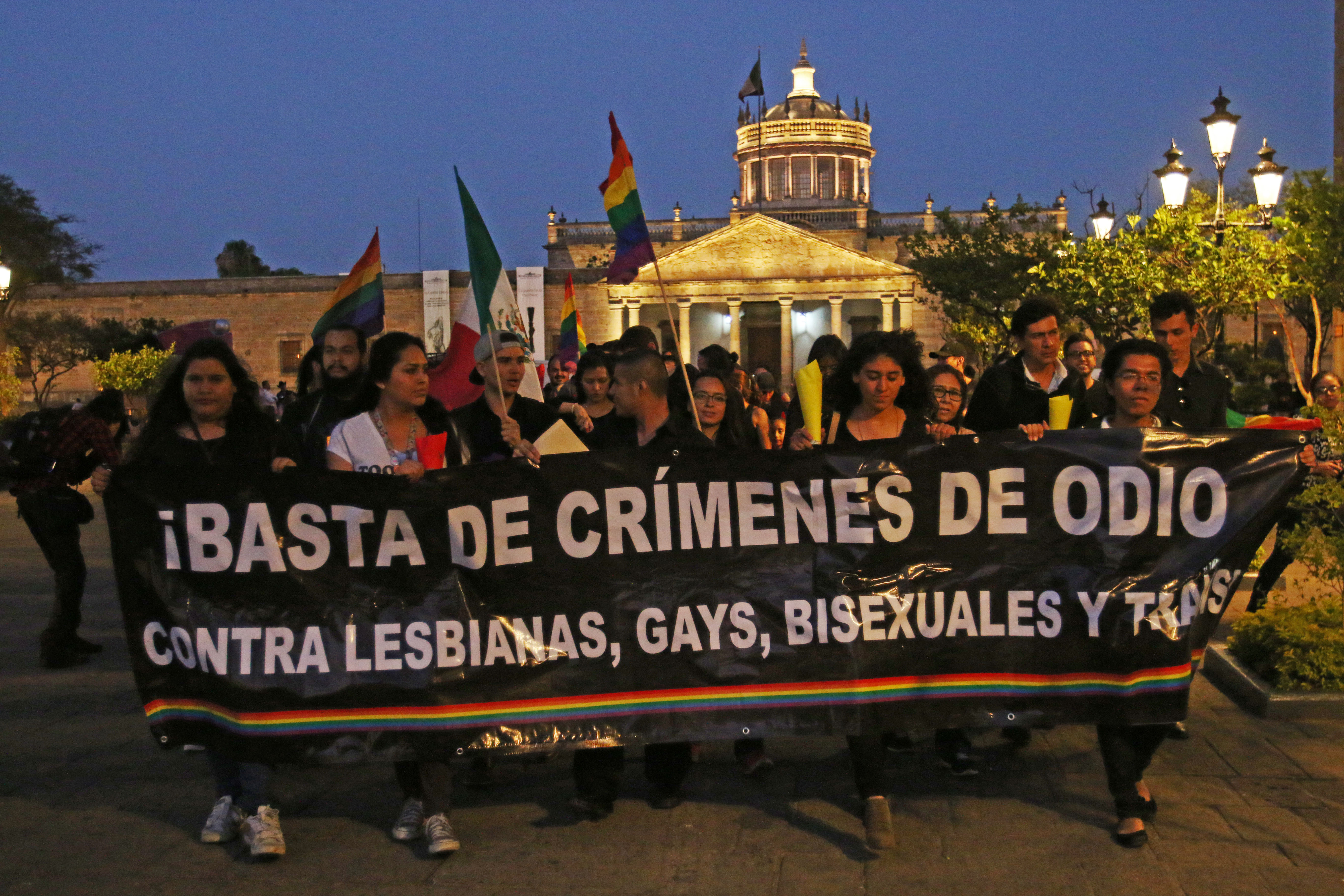 GUADALAJARA, JALISCO, 17MAYO2016.- Esta noche para conmemorar el día nacional de la lucha contra la homofobia, decenas de personas de la comunidad LGBT del estado, realizaron una marcha denominada del “Silencio”, saliendo del Instituto Cultural Cabañas hacia Plaza de Armas.FOTO : FERNANDO CARRANZA GARCIA / CUARTOSCURO.COM