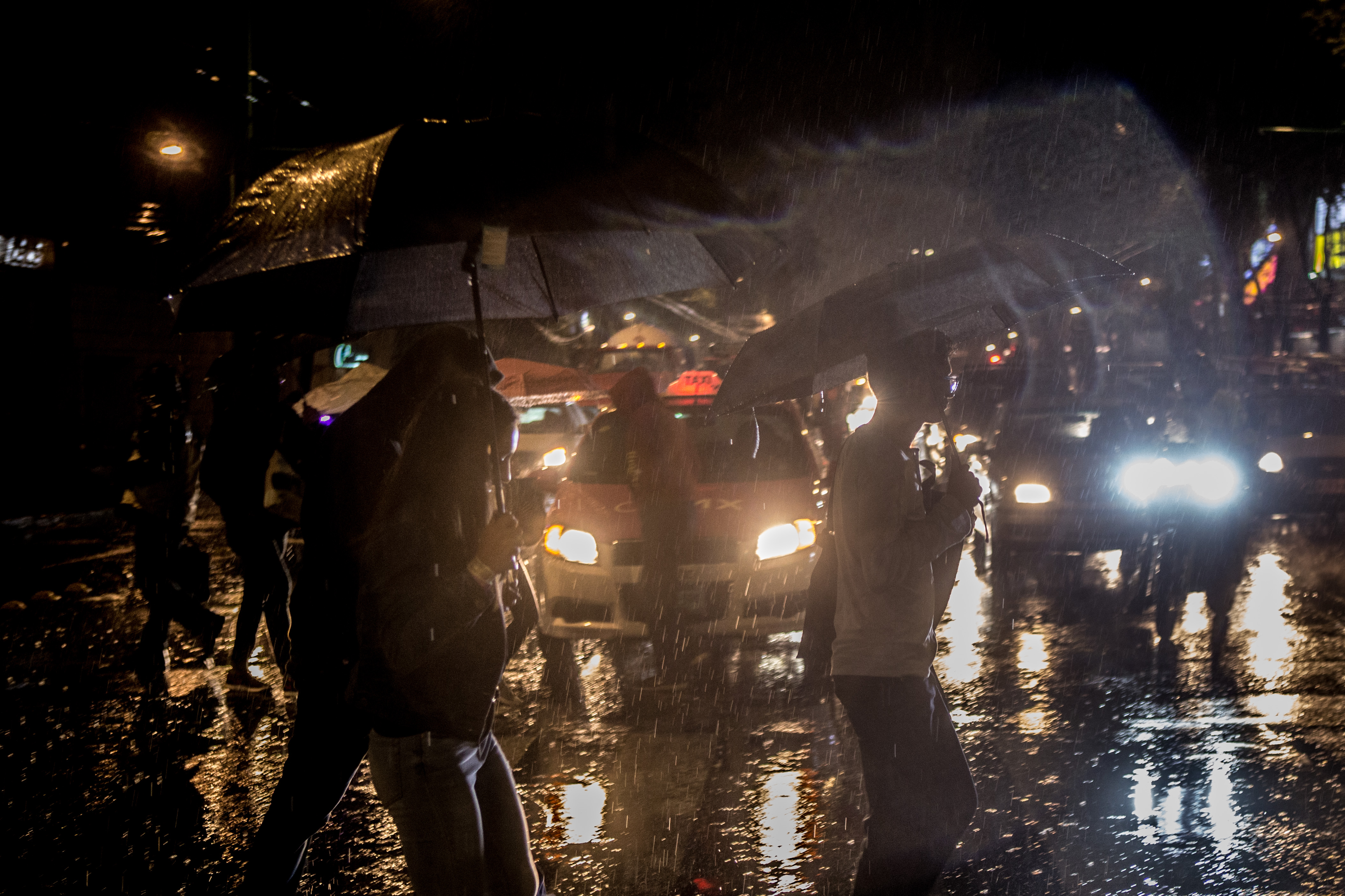 CIUDAD DE MÉXICO, 25JUNIO2018.- Decenas de capitalinos sacaron sus paraguas y capas de plastico esta noche debido a que se desató una intensa lluvia durante un par de horas. FOTO: TERCERO DÍAZ/ CAURTOSCURO.COM