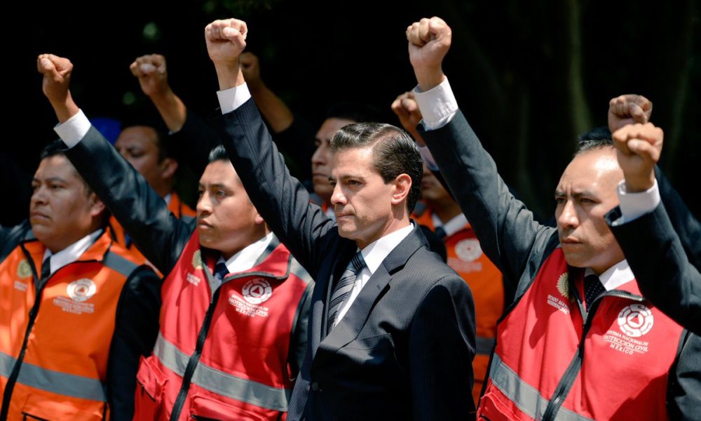 epn 19s Peña Nieto puño silencio 19s