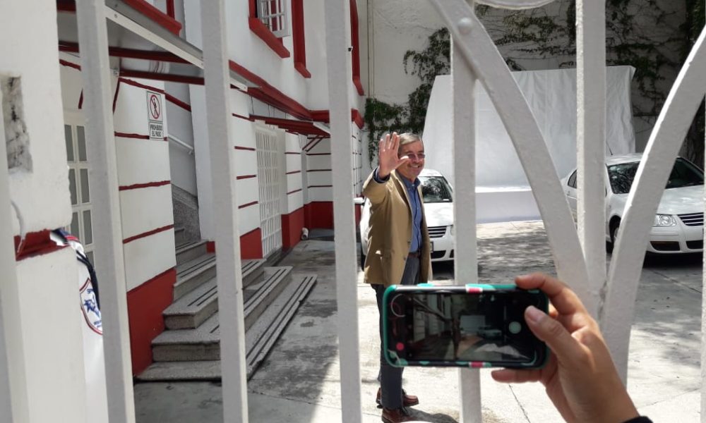 José Ramón de la Fuente entrando a la casa de transición de AMLO Foto: Carlos Montesinos