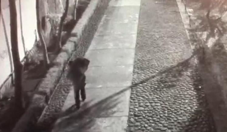 Hombre es visto salir con la maleta en Tlatelolco