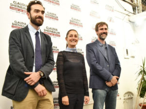 De izquierda a derecha: Andrés Lajous, próximo titular de la Secretaria de Movilidad; Claudia Sheinbaum, futura Jefa de Gobierno; y Lusi Rupiz, asesor de transporte del equipo de Claudia Sheinbam.