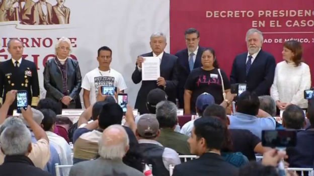 AMLO firma un decreto de la comisión para buscar la verdad sobre el caso Ayotzinapa