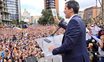 Juan Guaidó protesta como presidente interino de Venezuela ante una manifestación masiva