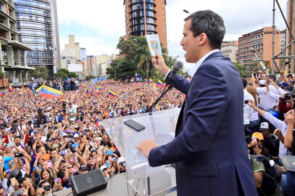 Juan Guaidó protesta como presidente interino de Venezuela ante una manifestación masiva