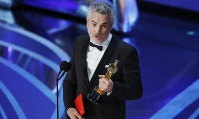 Alfonso Cuarón es felicitado por el equipo de la Roma
