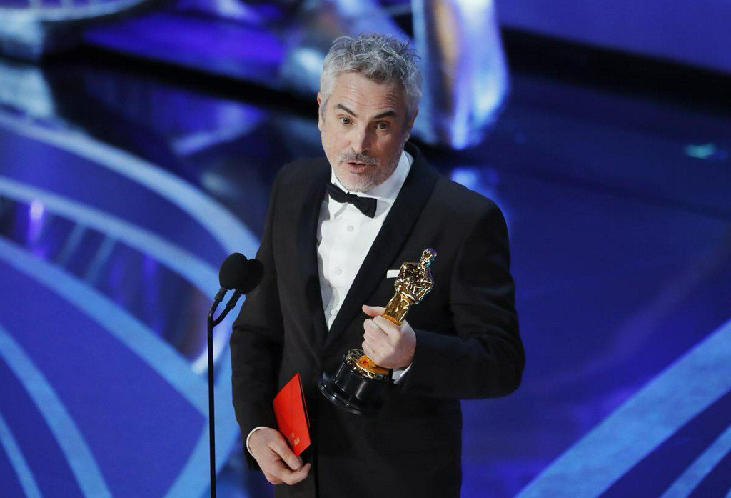 Alfonso Cuarón es felicitado por el equipo de la Roma
