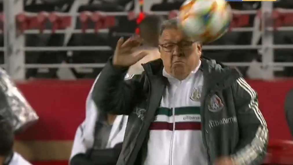 Tata Martino, Director Técnico, México, Selección Mexicana, Paraguay, Balonazo, Sangre, Golpe, Balón, Fútbol,