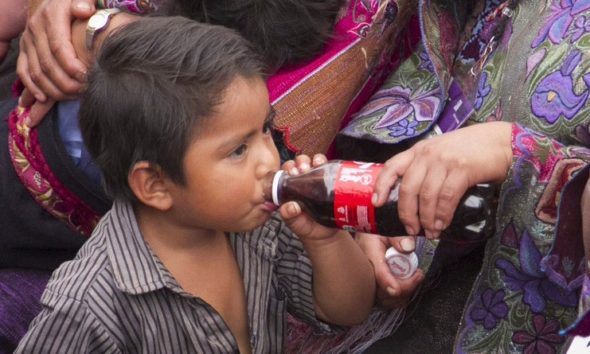 Niño tomando refresco de Cola