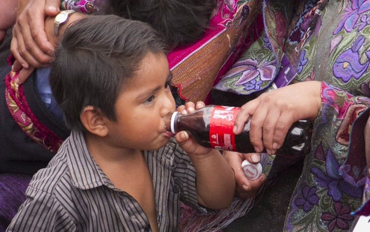 Niño tomando refresco de Cola