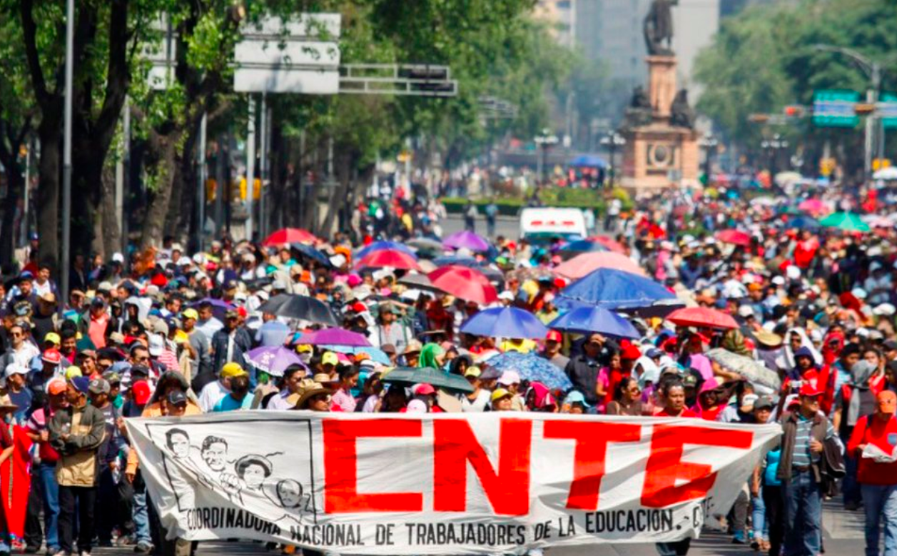CNTE sale del Zócalo de la CDMX rumbo a Cámara de Diputados