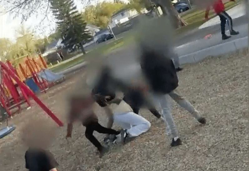 Tras regaño, niños golpean a mujer en Canadá