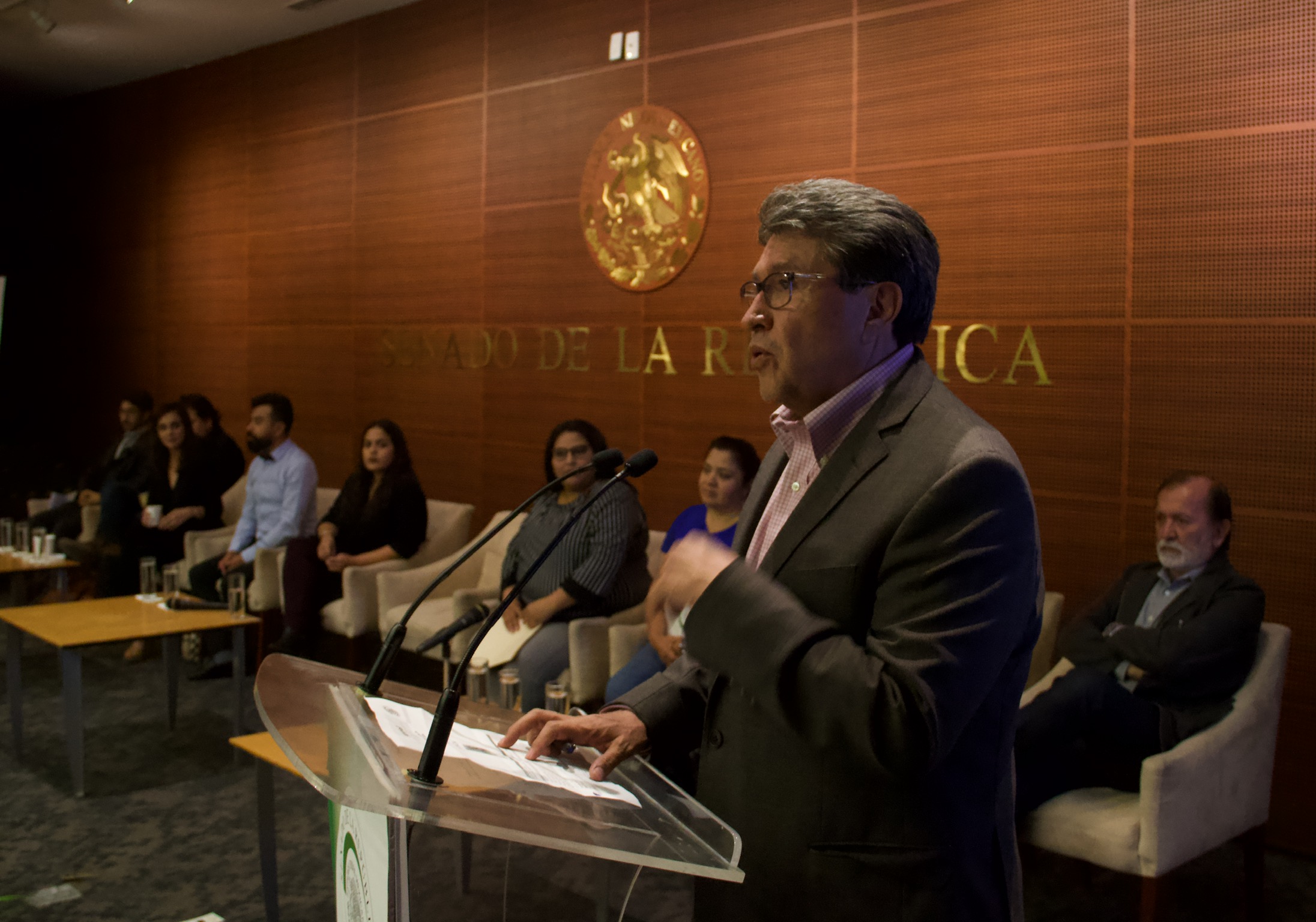 Ricardo Monreal pide a senadores de su bancada se porten bien/ La Hoguera