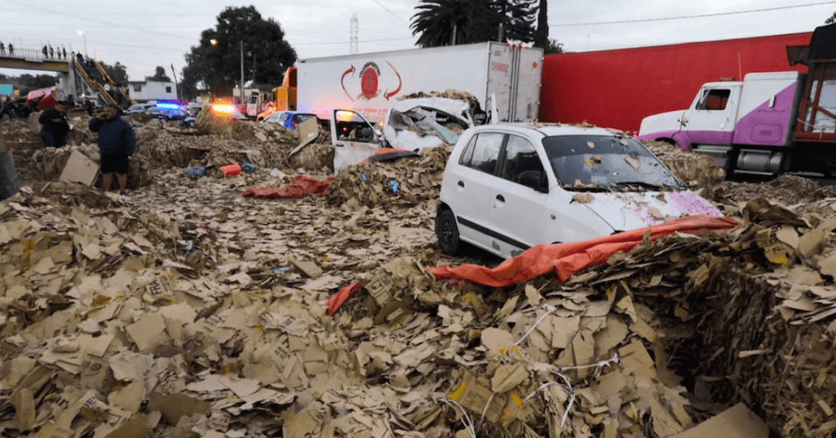 Vuelca camión en la carretera Texcoco-Lechería/ La Hoguera