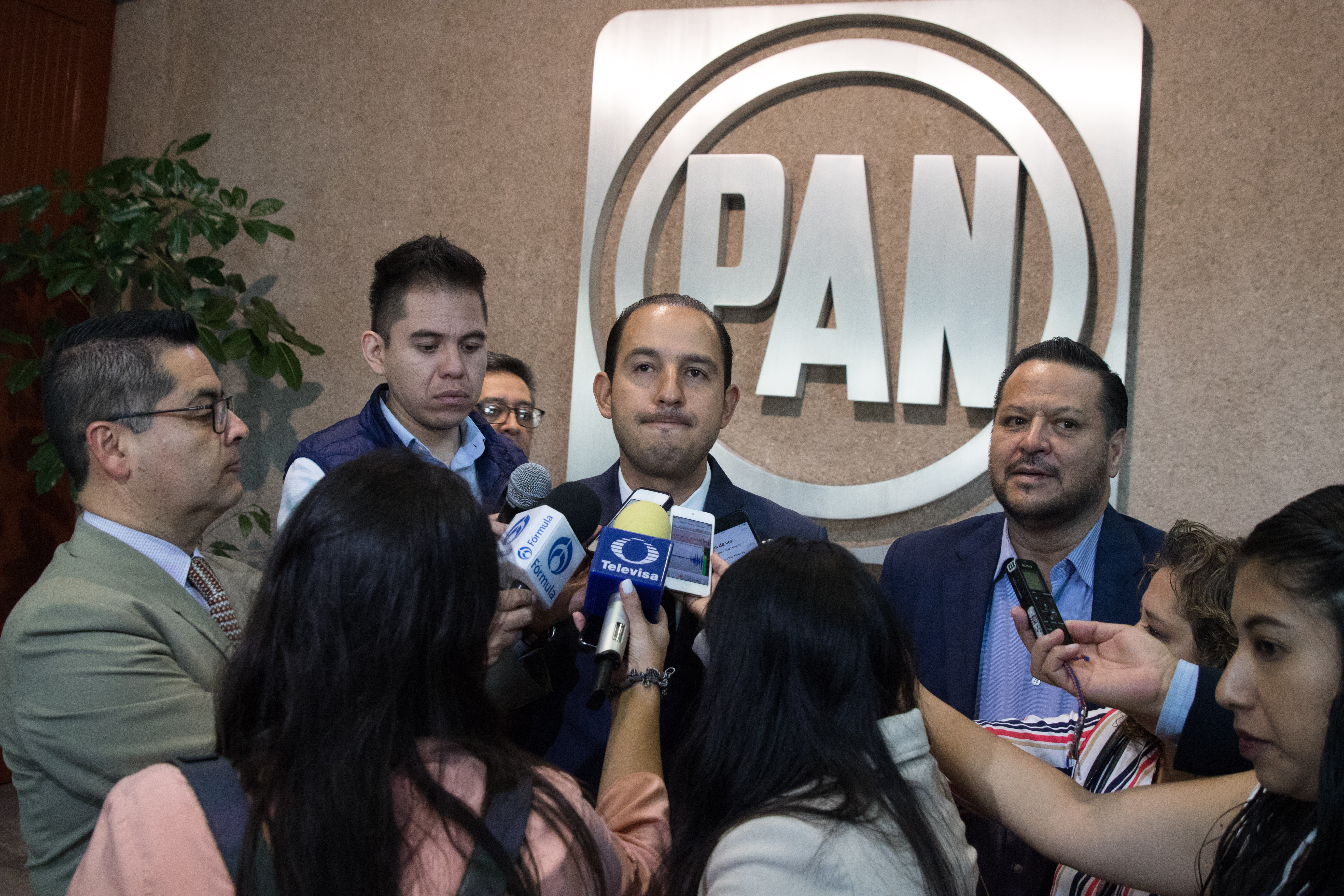 PAN formaliza denuncia contra AMLO y su equipo por violar veda electoral/ La Hoguera