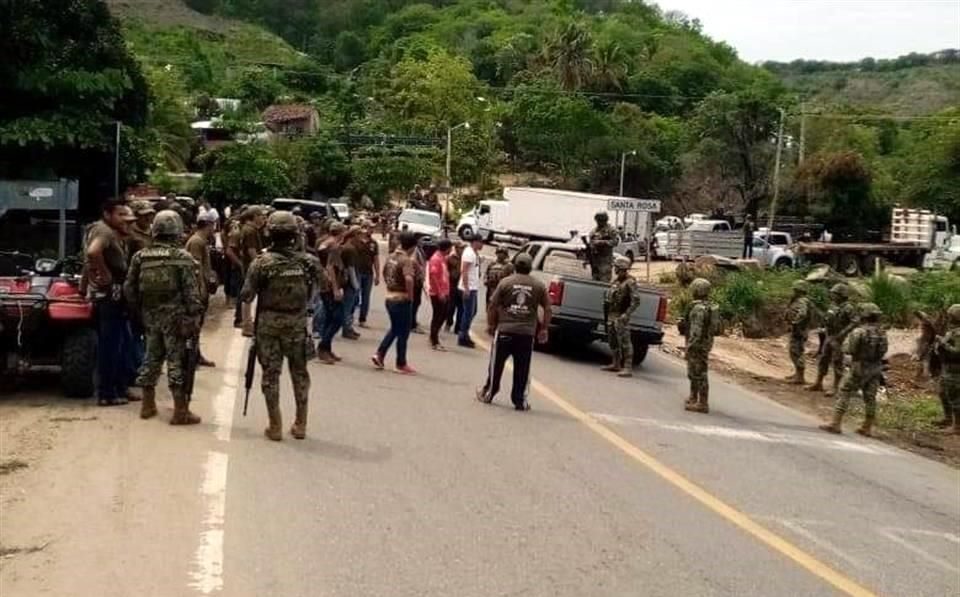 Policías comunitarios retienen a efectivos de la SEMAR en Guerrero