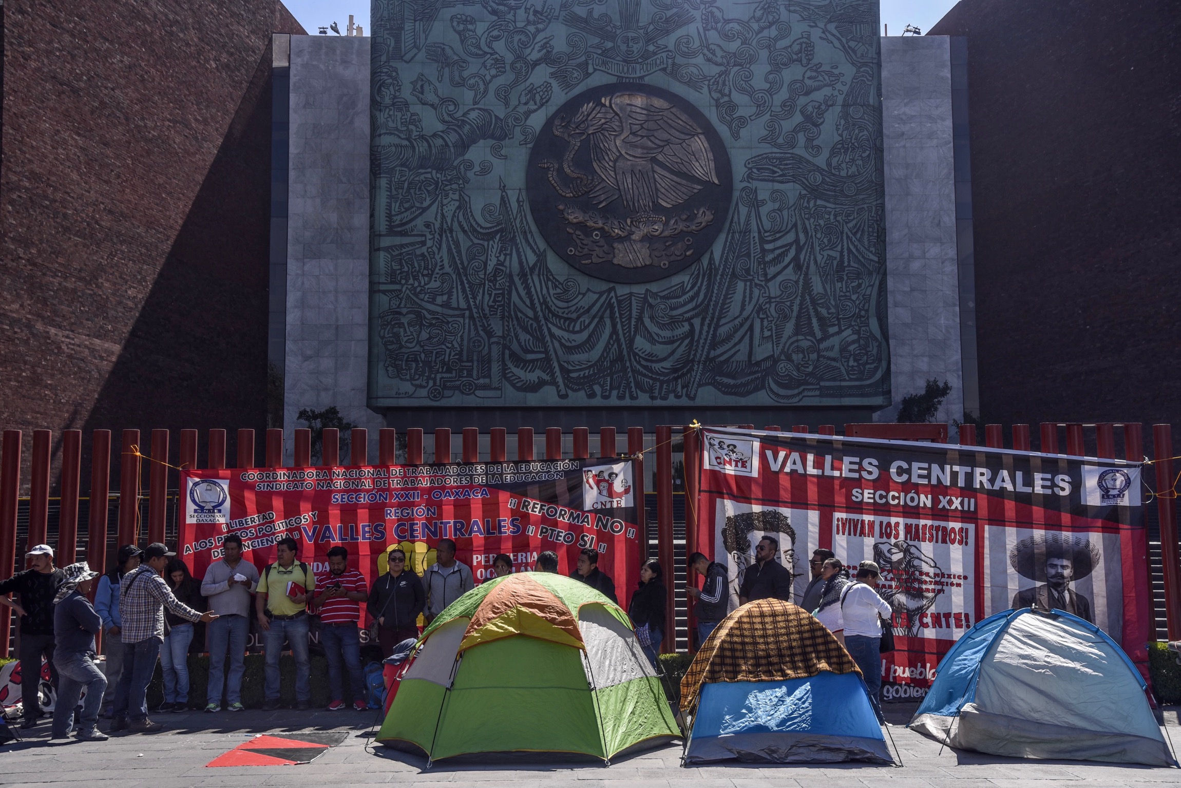 CNTE se manifiesta de nuevo fuera de Cámara de Diputados por reforma educativa