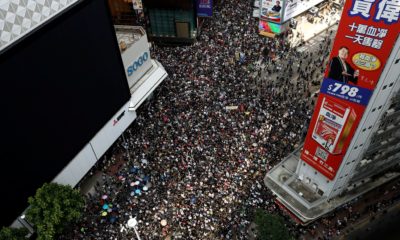 Manifestantes y policías chocan en Hong Kong