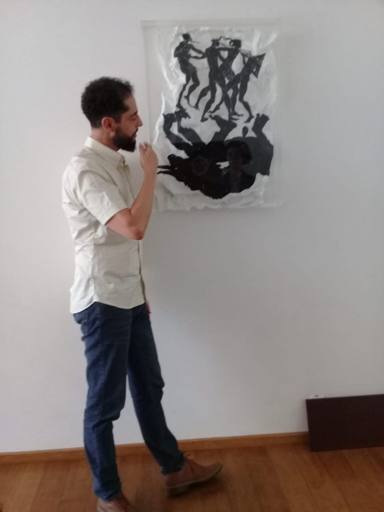Valdés Kuri ante una pieza de Javier Marín