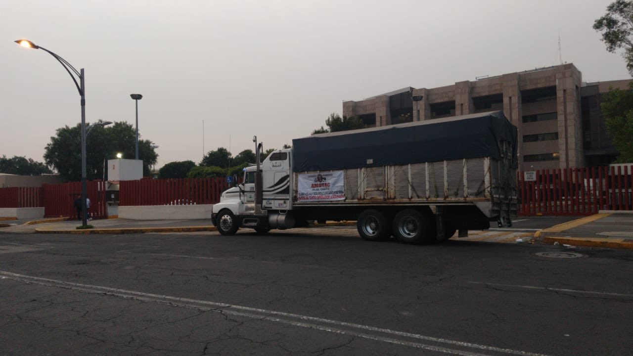 Transportistas bloquean entradas de San Lázaro
