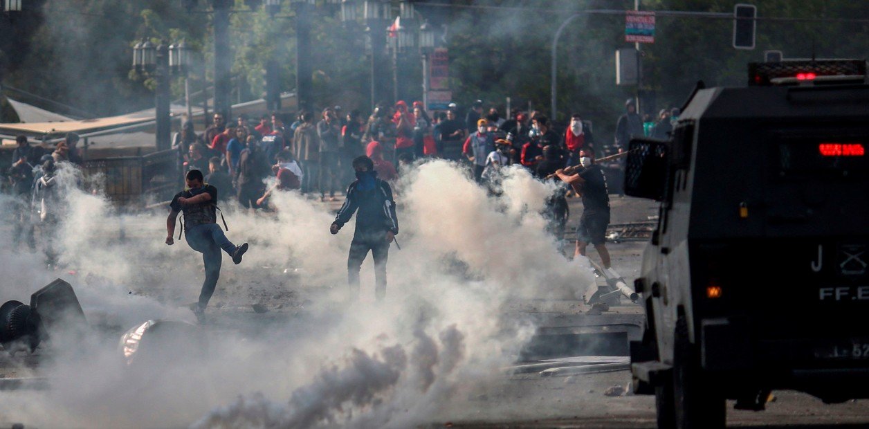 Frenan alza al metro en Chile luego de violentas protestas