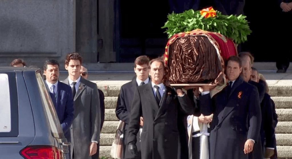 Exhuman restos de Franco; acusan a Sánchez de uso político de esa “profanación”