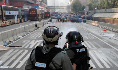 UN HERIDO DE BALA EN MANIFESTACIÓN EN HONG KONG Un policía dispara a quemarropa a uno de los participantes en las protestas