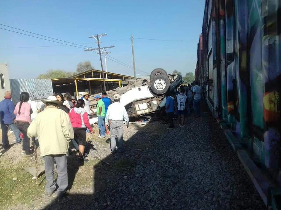 Tren embiste transporte público en Querétaro; reportan 9 muertos