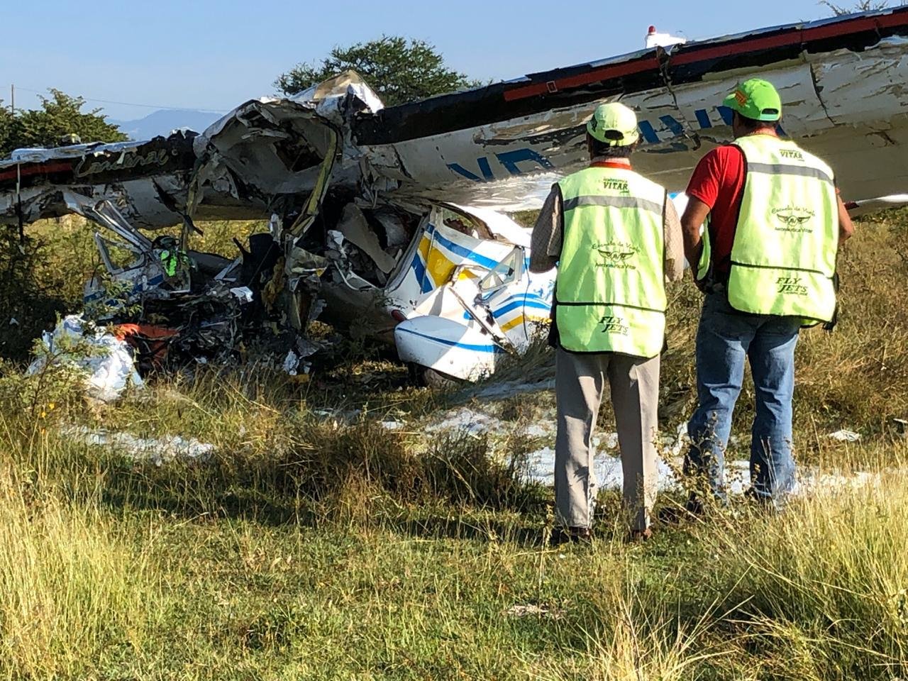Dos muertos al desplomarse avioneta en Temixco