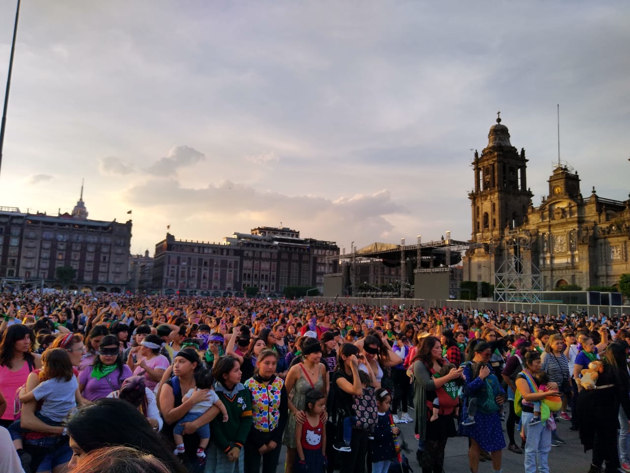 México replica el performance chileno "un violador en tu camino"