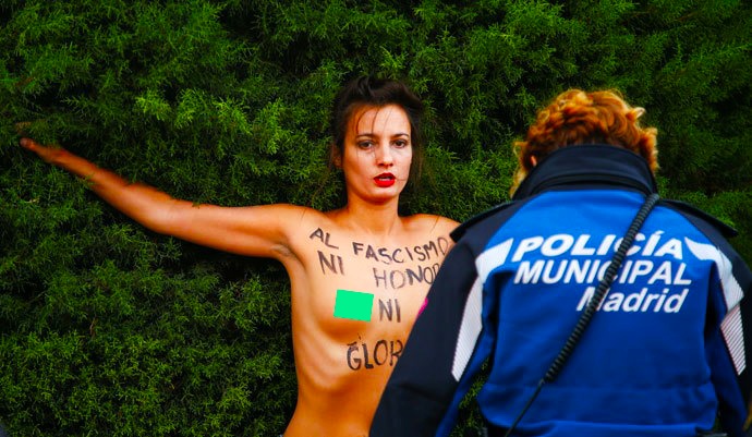 Integrantes de Femen irrumpen en acto franquista en Madrid
